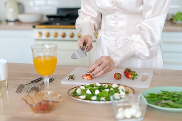 Kucharz przygotowujący potrawę